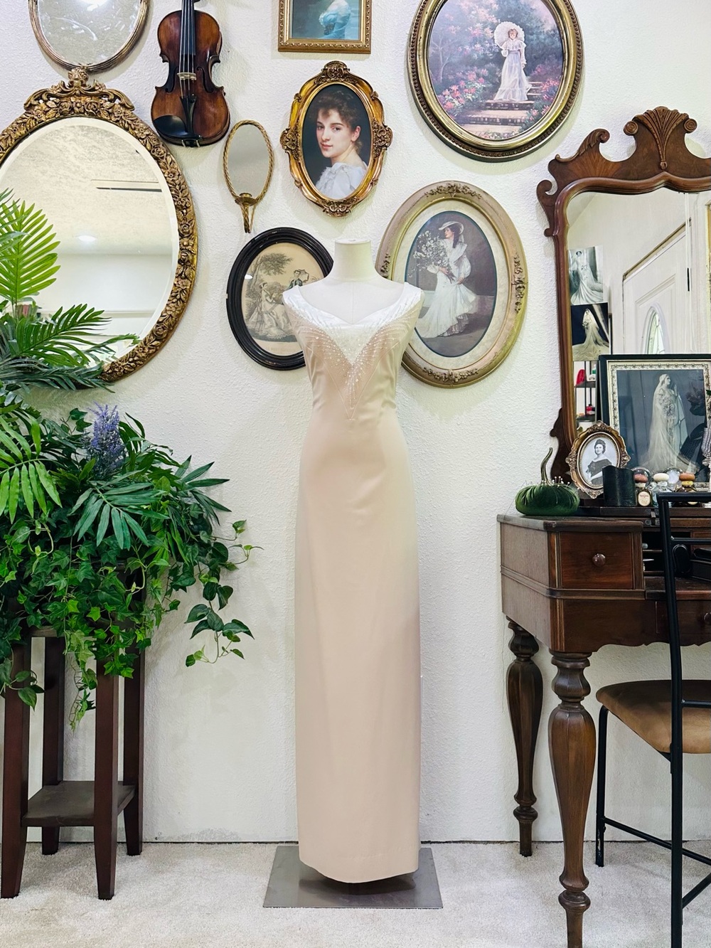 Elegant Cream Column Evening Dress with Lace Trim